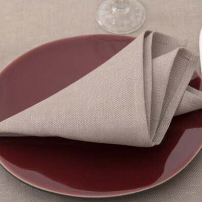 KOMA różowa, lekko szara serwetka stołowa.