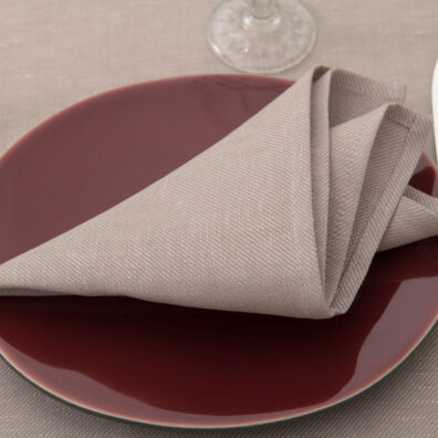 KOMA różowa, lekko szara serwetka stołowa.