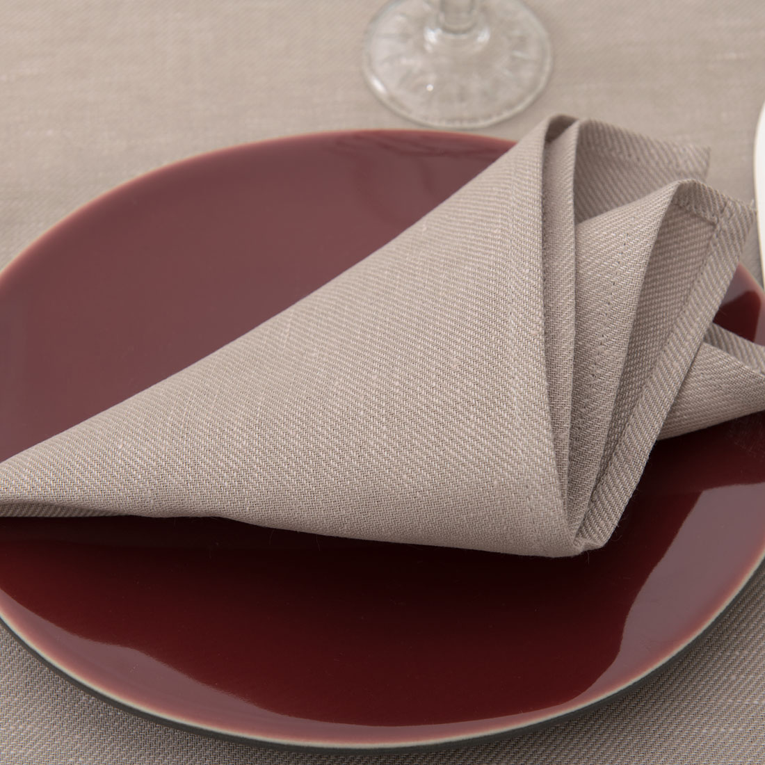 KOMA r&oacute;żowa, lekko szara serwetka stołowa.