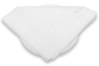 Śnieżnobiała haftowana serwetka stołowa.