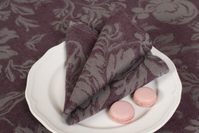 Fioletowa żakardowa lniana serwetka stołowa.