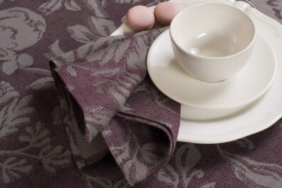 Lniano - bawełniana fioletowa w szare kwiaty serwetka.