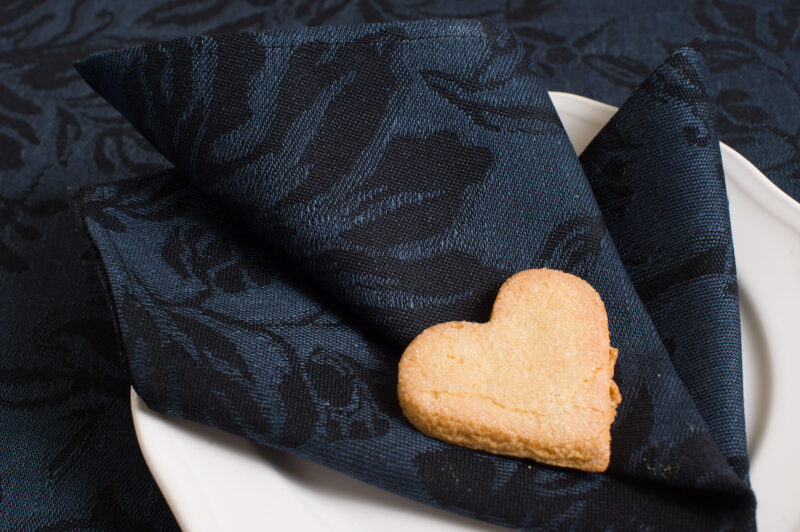 GARDA granatowa żakardowa lniana serwetka stołowa.