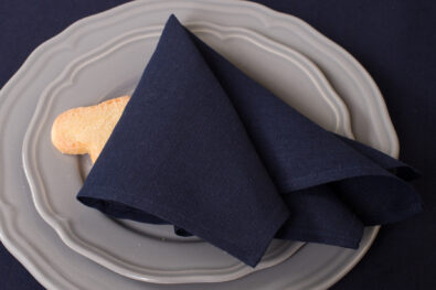 METIS granatowa lniana serwetka stołowa.