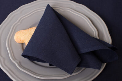 METIS granatowa lniana serwetka stołowa.