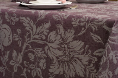 Lniano - bawełniany fioletowy w szare kwiaty obrus.