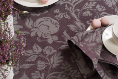 Na fioletowym tle - szare kwiaty.