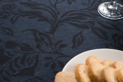 Lniano - bawełniany żakardowy obrus.