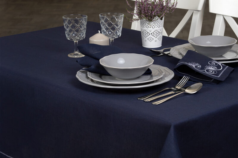 Granatowy haftowany mereżkowany lniany obrus