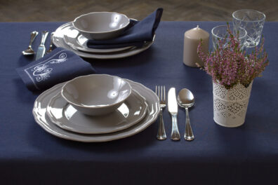 Lniano - bawełniany haftowany granatowy obrus.