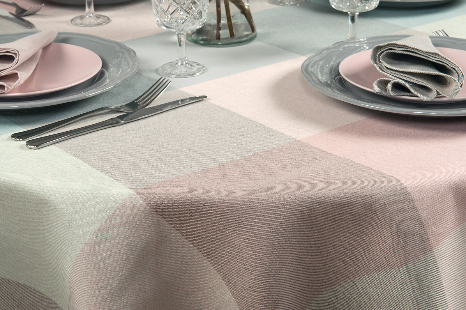 Okrągły (owalny) obrus w szaro - różowo - zieloną kratkę