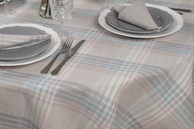 Okrągły (owalny) obrus w pastelowe, kolorowe paski.