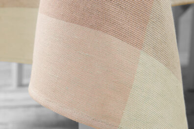 Obrus lniano - bawełniany w dużą kratkę.