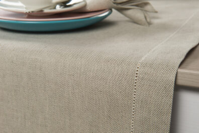 Szary mereżkowany bieżnik stołowy, splot skośny.