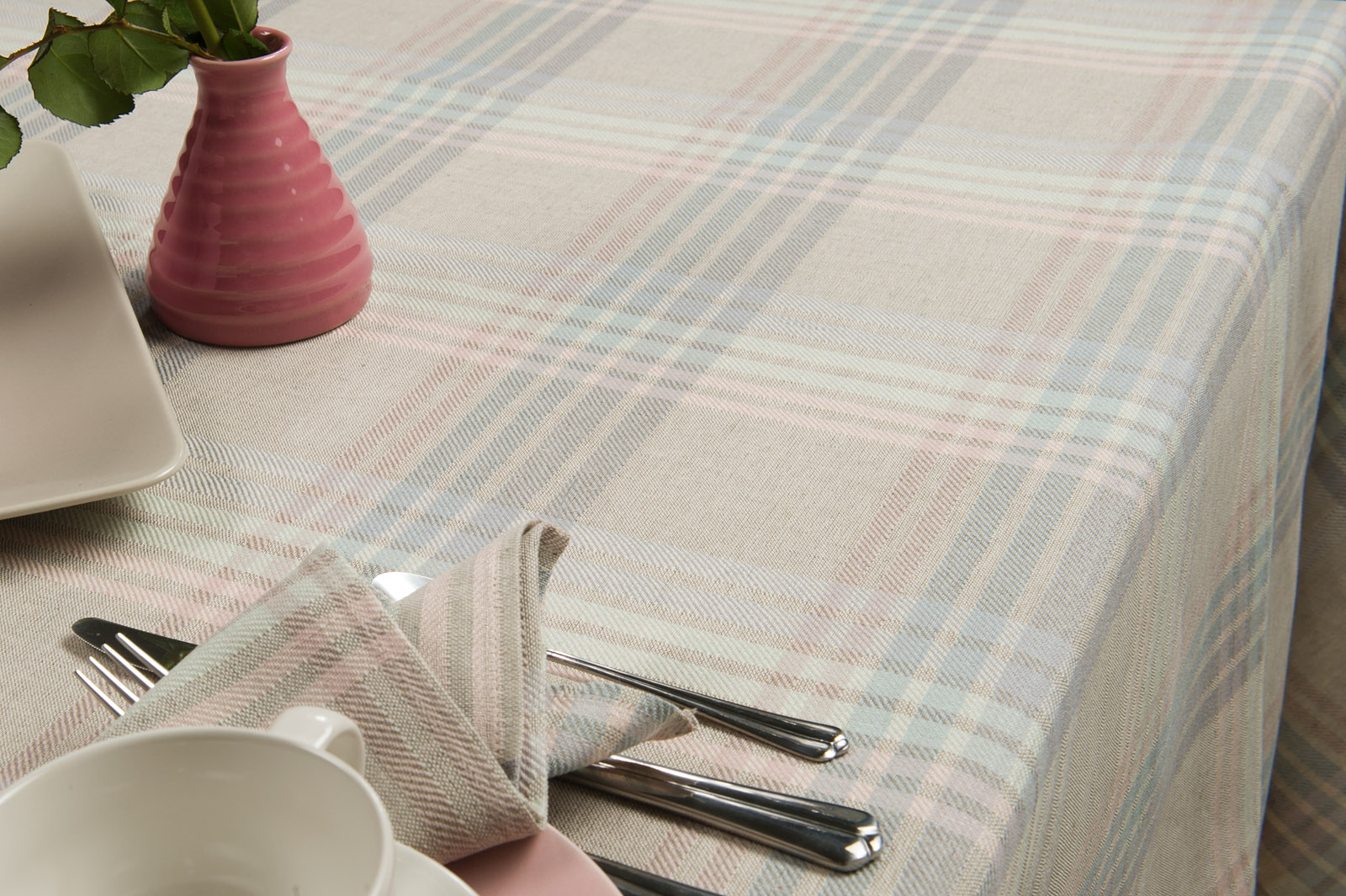 Lniany obrus w szaro - zielono-różowe paski.