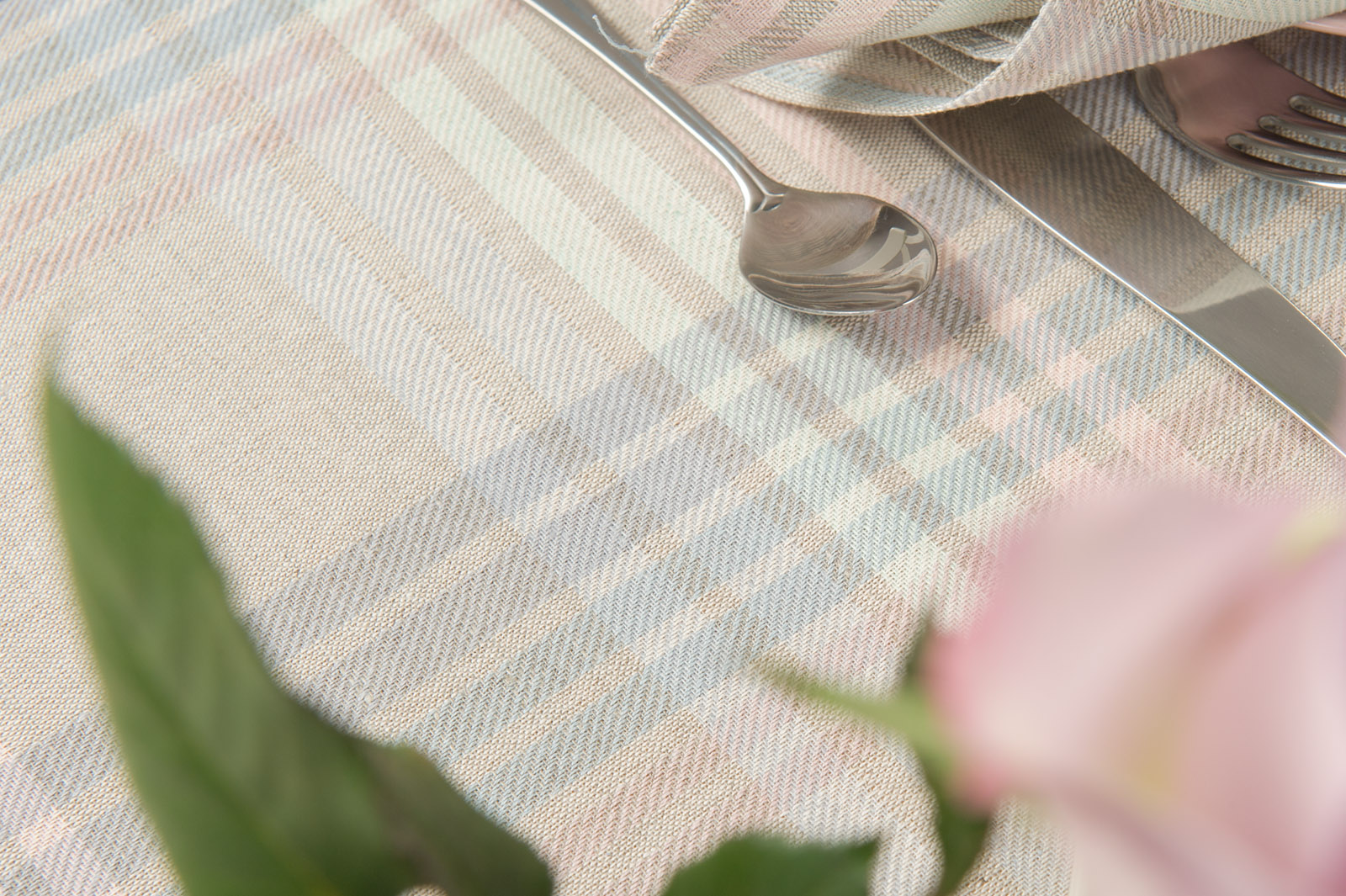 Szary lniany obrus w szaro - zielono-różowe paski.