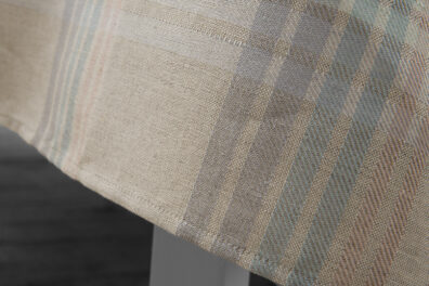 Lniany obrus w szaro - zielono-różowe paski/kratkę.