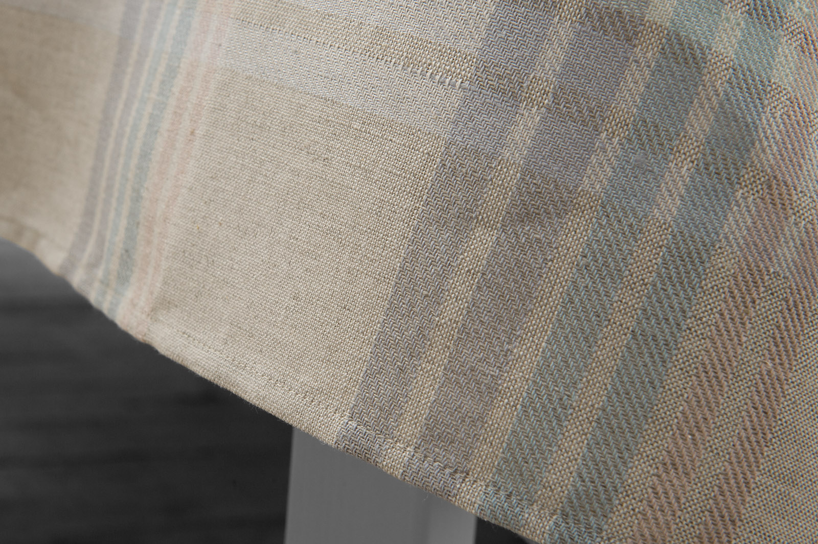 Lniany obrus w szaro - zielono-różowe paski/kratkę.