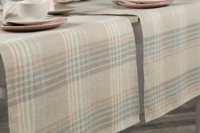 Lniany bieżnik w niebiesko-zielono-różowe pastelowe paski.