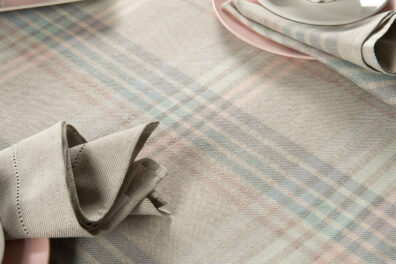 Lniany bieżnik w pastelową kratkę.