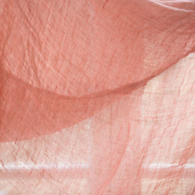Przeźroczysta szaro-różowa prana tkanina lniana na zasony i szaliki.
