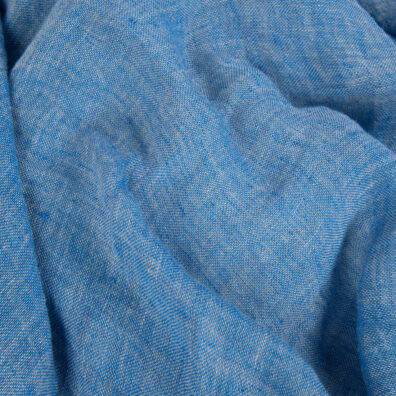 Przeźroczysta szaro-niebieska tkanina lniana, prana.