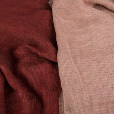 Dwustronna czerwono – różowa tkanina lniana, prana.