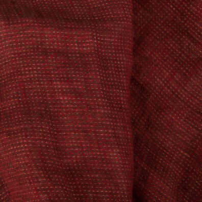 Ciemnoczerwona strona tkaniny w jaśniejsze kropeczki.