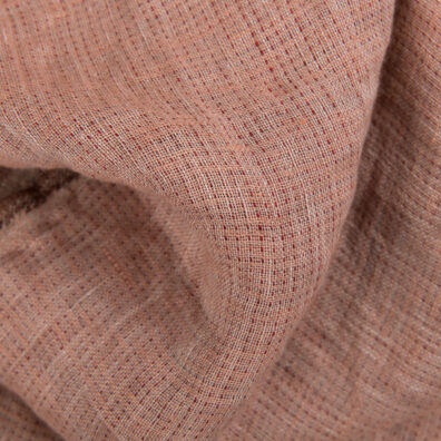 Różowa strona tkaniny w ciemniejsze kropeczki.