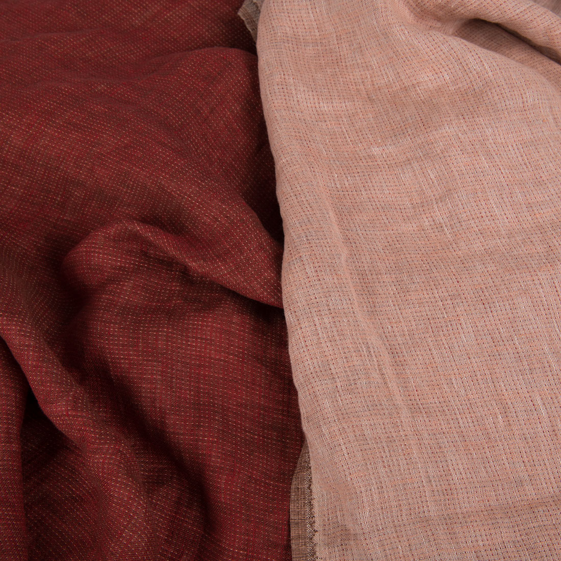 Dwustronna czerwono – różowa tkanina lniana, prana.