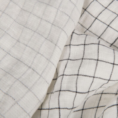 Prana, dwustronna biała w kratkę tkanina lniana.