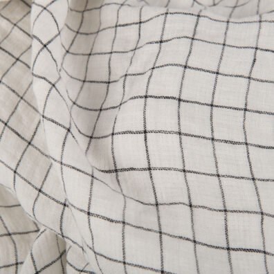 Jedna strona tkaniny - w wyraźną, czarną kratkę