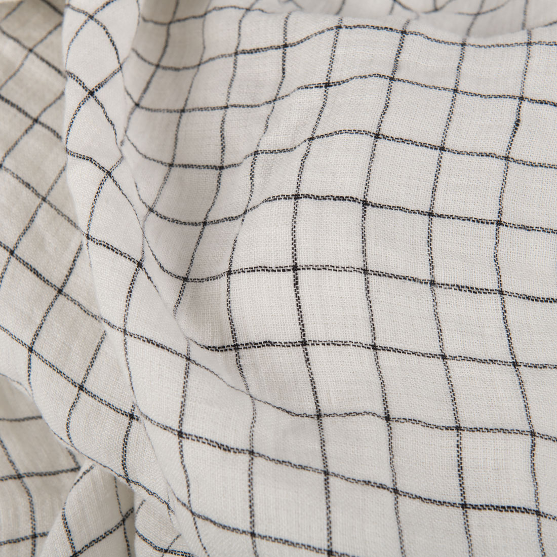 Jedna strona tkaniny - w wyraźną, czarną kratkę