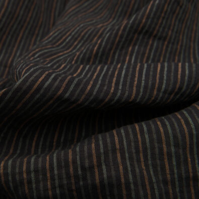 Prana ciemnoszara w zielone paski tkanina.