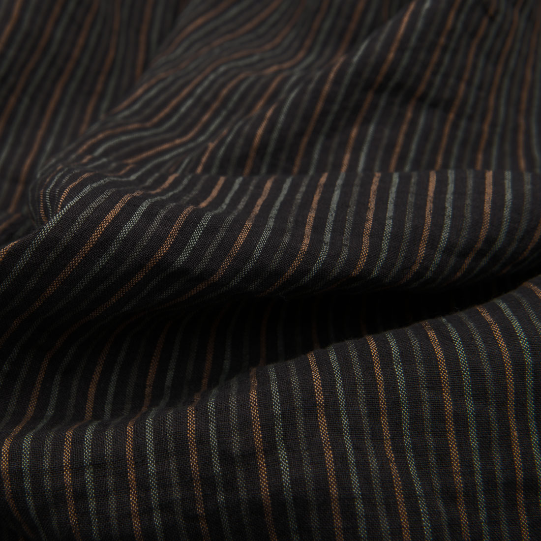 Prana ciemnoszara w zielone paski tkanina.