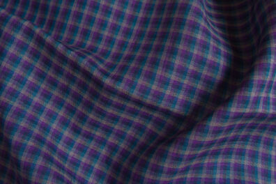 Lniana tkanina w fioletową krateczkę.