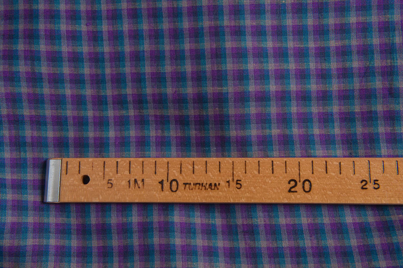 Fioletowa w kratkę tkanina lniana.