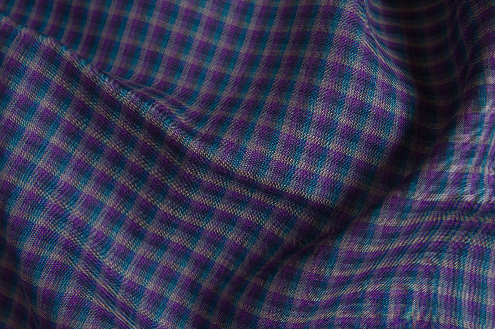 Lniana tkanina w fioletową krateczkę.