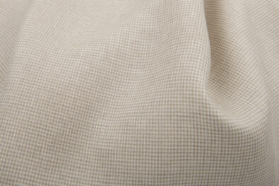 Tkanina lniana w drobną szarą krateczkę.