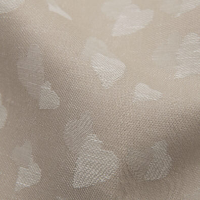 Ciemniejsza strona tkaniny w serduszka.