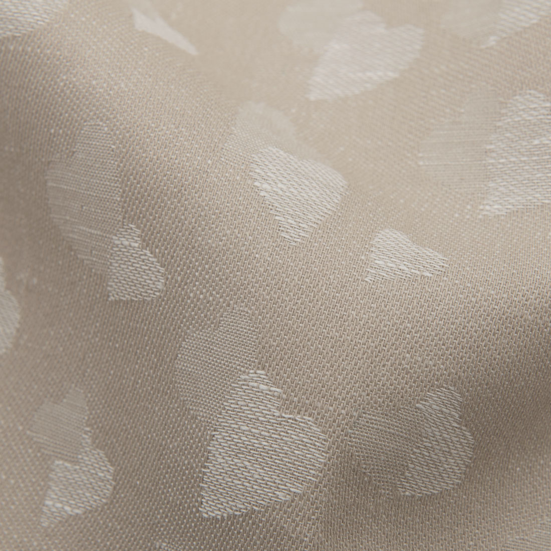 Ciemniejsza strona tkaniny w serduszka.