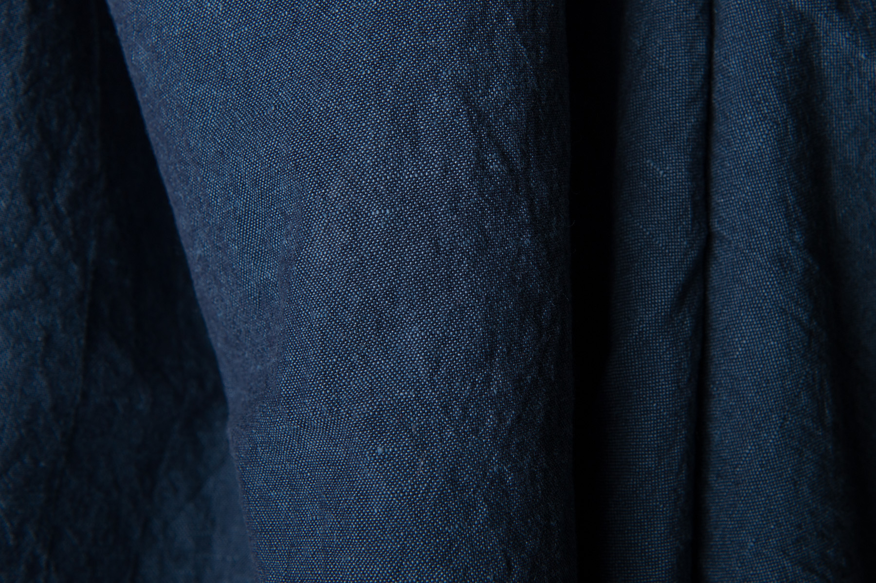 Ciemna granatowa prana tkanina lniano - bawełniana