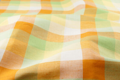 Tkanina w jasną kratkę.