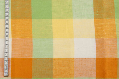 Jakościowa, gęsta, lekka i wytrzymała tkanina lniano - bawełniana w jasną żółto - pomarańczowo - zieloną kratkę.