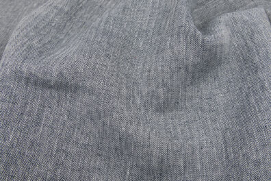 Lniana tkanina wytkana splotem jodełkowym z przędzy czarnej i białej.