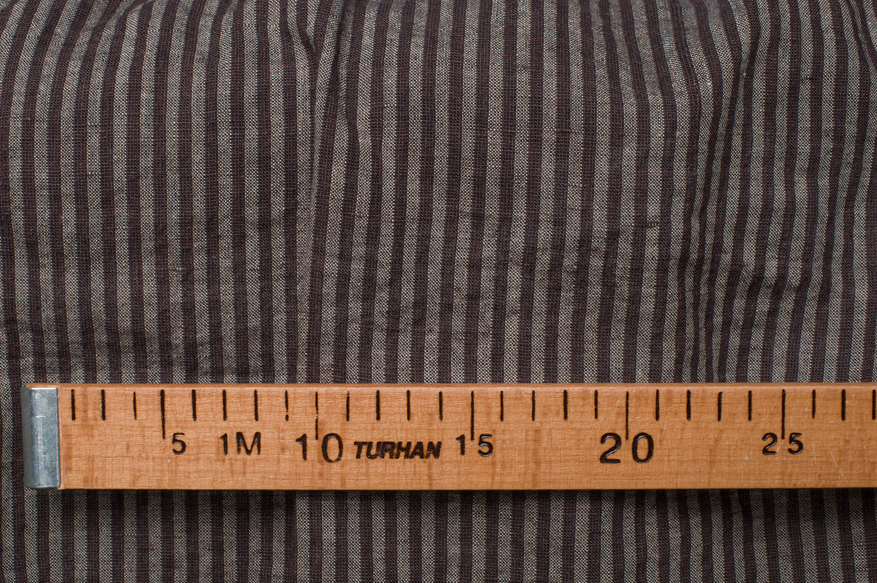 Tkanina lniano - wełniana w brązowe i szare paski.