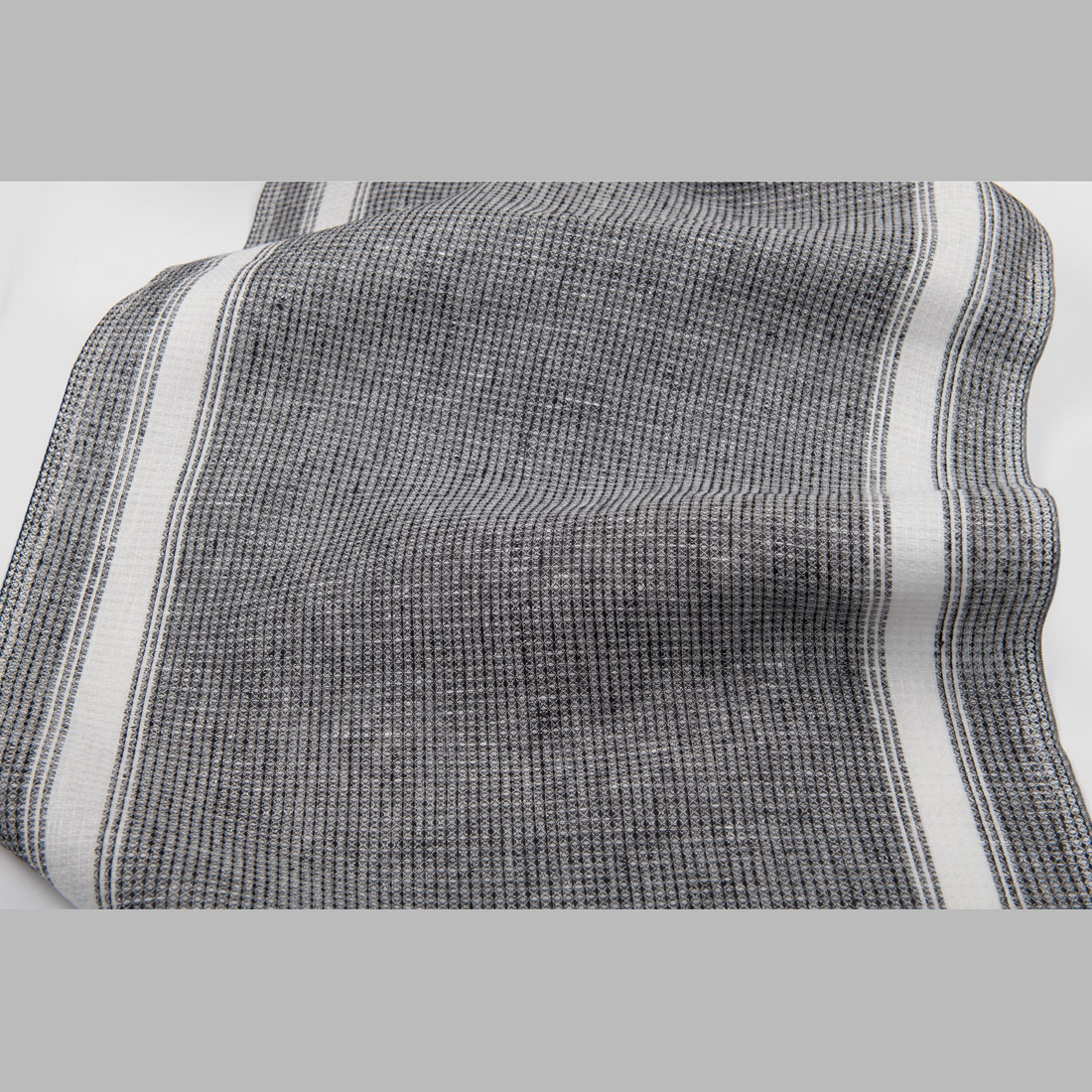 Lniana ścierkowa czarno - biała tkanina waflowa.