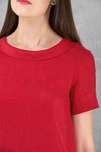 Czerwona lniana suknia z kołnierzem i głębokim dekoltem na plecach.