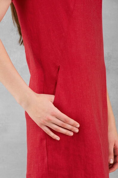 Czerwona lniana sukienka zkieszeniami.
