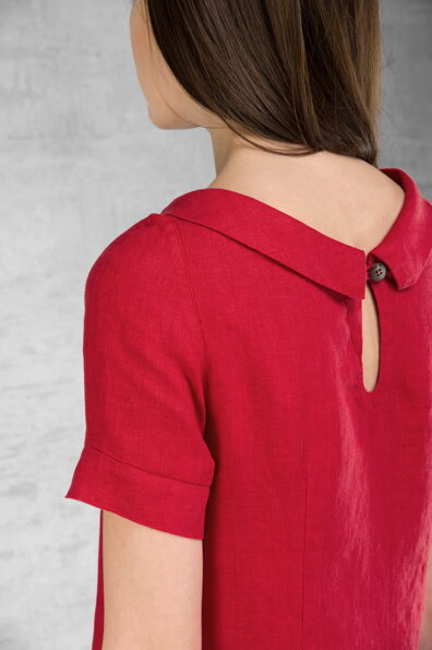 Tył sukni: kołnierz i głębsze wycięcie z zapięciem na guziczek.